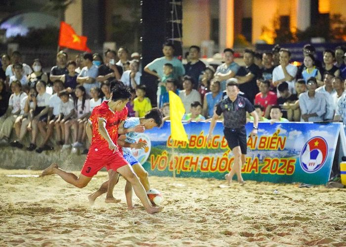 Các cầu thủ Đà Nẵng (bên trái) nỗ lực thi đấu trong trận chung kết. Ảnh: VFF