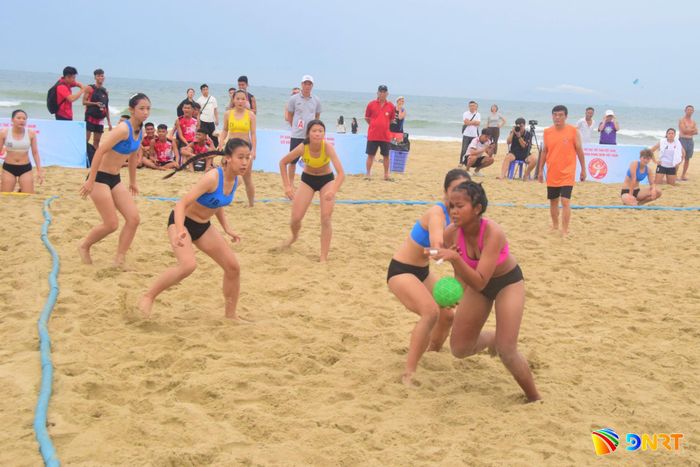 Giải vô địch bóng ném trẻ bãi biển quốc gia năm 2026 diễn ra sôi nổi tại Đà Nẵng. Ảnh: PHI NÔNG