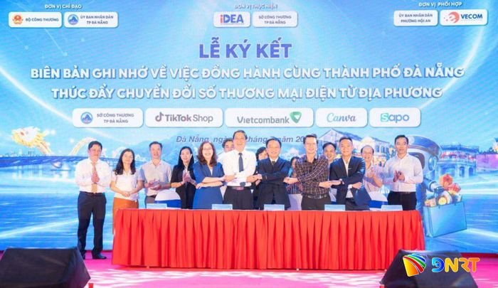 Các đơn vị ký kết đồng hành với thành phố thúc đẩy chuyển đổi số thương mại điện tử địa phương. Ảnh: PV