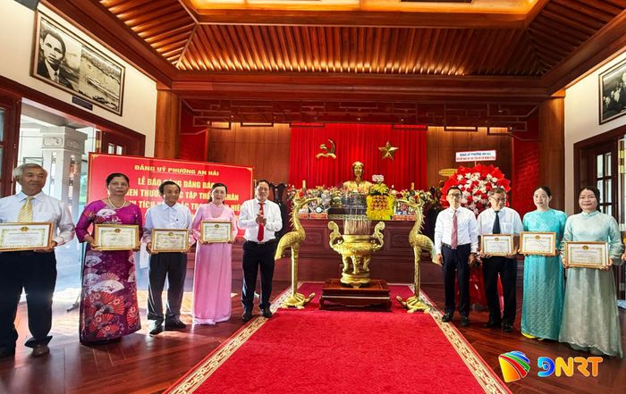 UBND phường An Hải khen thưởng các tập thể, cá nhân có thành tích xuất sắc trong thực hiện Chỉ thị số 05-CT/TW của Bộ Chính trị năm 2026. Ảnh: ĐẮC MẠNH