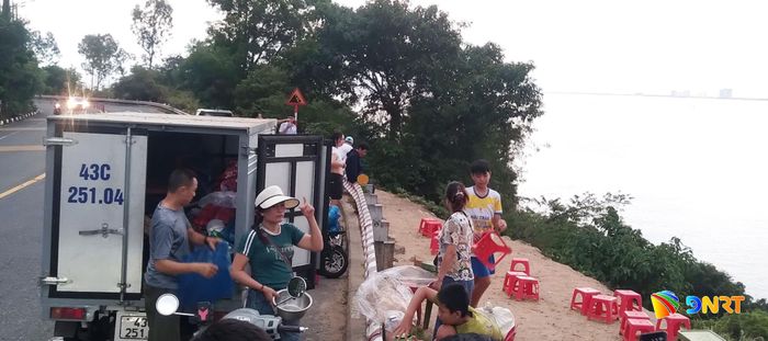 Một xe tải nhẹ chở hàng hóa và bàn, ghế buôn bán hàng rong ở khu vực bán đảo Sơn Trà vào chiều 3/8/2026. Ảnh: HOÀNG HIỆP