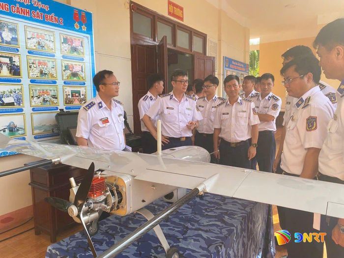 Các đại biểu tham quan phương tiện không người lái (UAV). Ảnh: NAM TRUNG