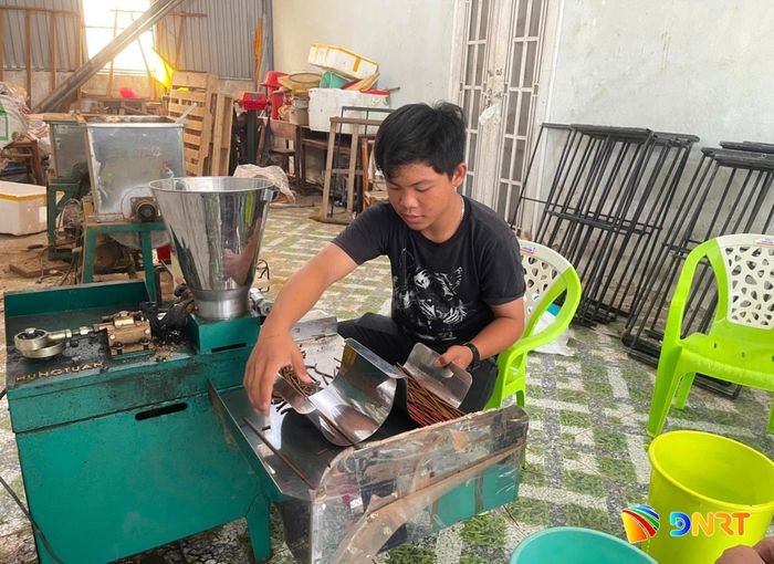 Nguyễn Văn Hoàng Quân được hướng dẫn học nghề làm hương tại Trung tâm Bảo trợ nạn nhân chất độc da cam và trẻ em bất hạnh Đà Nẵng cơ sở 2 (xã Bà Nà). Ảnh: NGỌC QUỐC