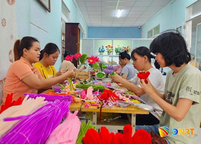 Trung tâm Bảo trợ nạn nhân chất độc da cam và trẻ em bất hạnh Đà Nẵng cơ sở 2 (xã Bà Nà) dạy nghề làm hoa voan kẽm nhung cho trẻ em da cam và trẻ khuyết tật. Ảnh: NGỌC QUỐC