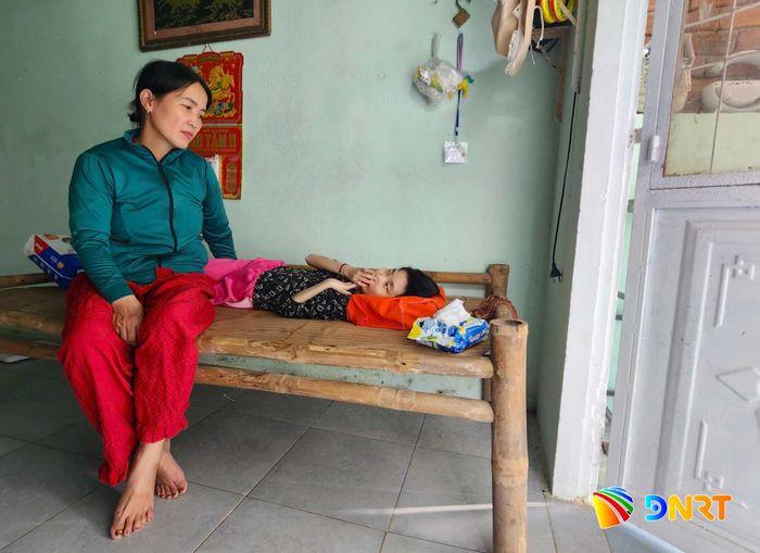 Chị Võ Thị Huyền Vi (bên trái) chăm sóc cho con (Võ Thị Thúy Nga, 23 tuổi), nạn nhân chất độc da cam thế hệ thứ ba. Ảnh: NGỌC QUỐC