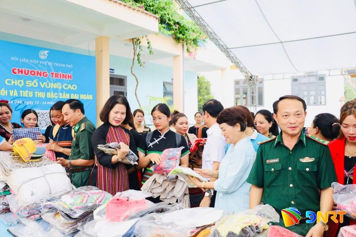 Hội Liên hiệp Phụ nữ thành phố Đà Nẵng tổ chức chương trình “Chợ số vùng cao”, góp phần quảng bá và tiêu thụ các sản phẩm văn hóa, đặc sản vùng miền. Ảnh: ĐVCC
