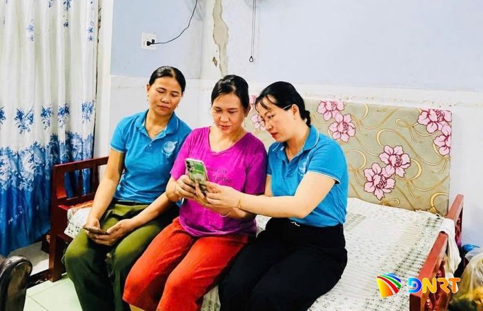 Hội Liên hiệp Phụ nữ xã Hòa Tiến hướng dẫn hội viên sử dụng các nền tảng số, góp phần xây dựng mô hình “Gia đình số”. Ảnh: ĐVCC
