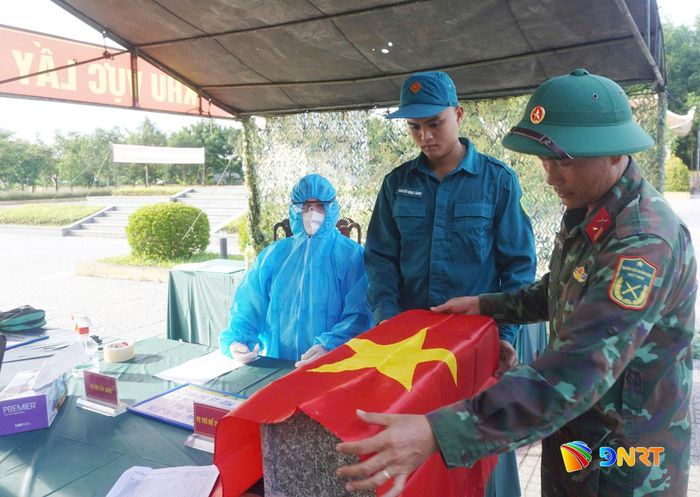 Lực lượng chức năng thực hiện quy trình lấy mẫu giám định ADN nghiêm ngặt theo hướng dẫn chuyên môn. Ảnh: ĐẶNG THANH