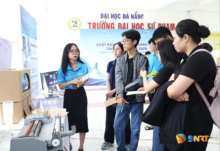 Trưng bày sản phẩm và mô hình khởi nghiệp trong khuôn khổ diễn đàn. Ảnh: NGỌC HÀ