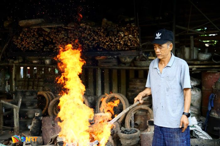 Nghệ nhân Dương Ngọc Tiển bền bỉ gắn bó với nghề đúc đồng. Ảnh: TRÂM ANH