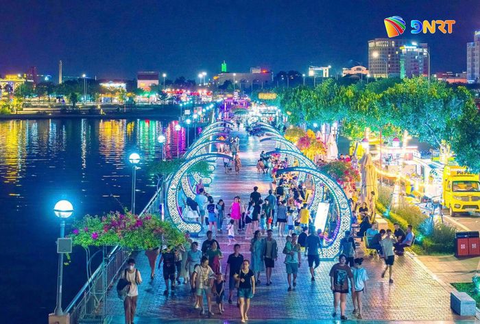 Đường Bạch Đằng nối dài lung linh về đêm với nhiều trang trí đường hoa. Ảnh: GIA MINH