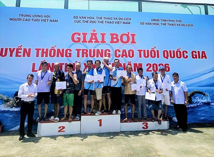 Các vận động viên Đà Nẵng (bục số 1) giành Huy chương Vàng nội dung tiếp sức đồng đội nam. Ảnh: NVCC