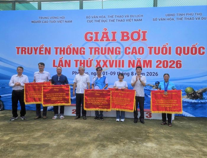 Đại diện đội tuyển bơi trung cao tuổi Đà Nẵng (thứ 4, bên phải qua) được Trung ương Hội Người cao tuổi Việt Nam khen thưởng vì có thành tích xuất sắc tại giải. Ảnh: NVCC