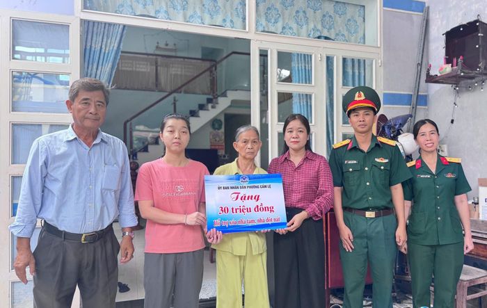Lãnh đạo UBND phường Cẩm Lệ trao hỗ trợ kinh phí xóa nhà tạm, nhà dột nát cho hộ khó khăn. Ảnh: Ban Chỉ huy Quân sự phường Cẩm Lệ
