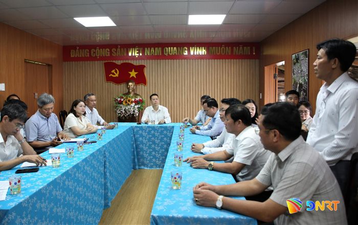 Chủ tịch UBND thành phố chủ trì buổi làm việc với Trung tâm Phát triển sâm Ngọc Linh và Dược liệu. Ảnh: ALĂNG NGƯỚC