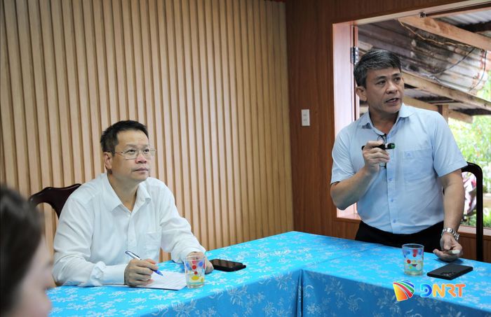Chủ tịch UBND thành phố Nguyễn Mạnh Hùng nghe đại diện THACO AGRI báo cáo tình hình triển khai lập thủ tục đầu tư dự án trồng, phát triển sâm Ngọc Linh và dược liệu tại địa phương. Ảnh: ALĂNG NGƯỚC