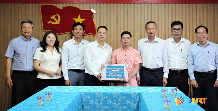 Chủ tịch UBND thành phố Nguyễn Mạnh Hùng tặng quà động viên cán bộ, người lao động của Trung tâm Phát triển sâm Ngọc Linh và Dược liệu. Ảnh: ALĂNG NGƯỚC