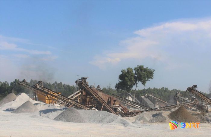 Thành phố Đà Nẵng kêu gọi các doanh nghiệp nâng công suất khai thác mỏ khoáng sản. Trong ảnh: Một mỏ đá trên địa bàn xã Núi Thành. Ảnh: VINH ANH