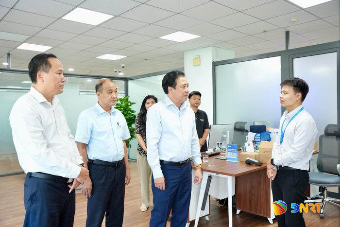Phó Bí thư Thường trực Thành ủy Nguyễn Khắc Toàn (thứ 3, từ trái sang) trò chuyện với nhân sự đang làm việc trong tòa nhà Cơ quan điều hành VIFC-DN. Ảnh: T.CÔNG