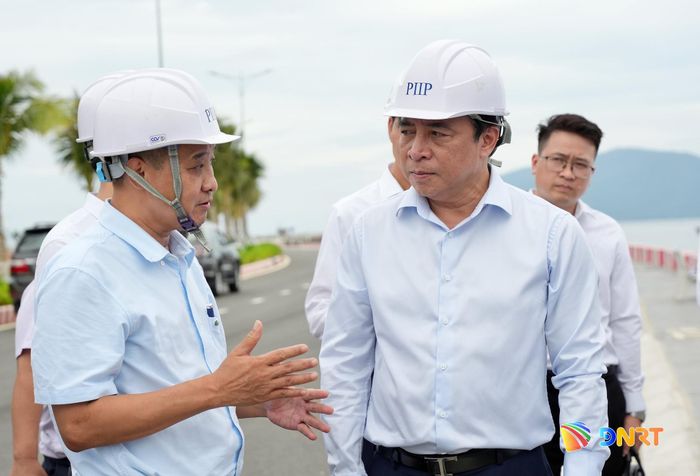 Phó Chủ tịch UBND thành phố Lê Quang Nam (bên trái) báo cáo với Phó Bí thư Thường trực Thành ủy Nguyễn Khắc Toàn tại dự án đầu tư xây dựng Bến cảng Liên Chiều. Ảnh: T.CÔNG