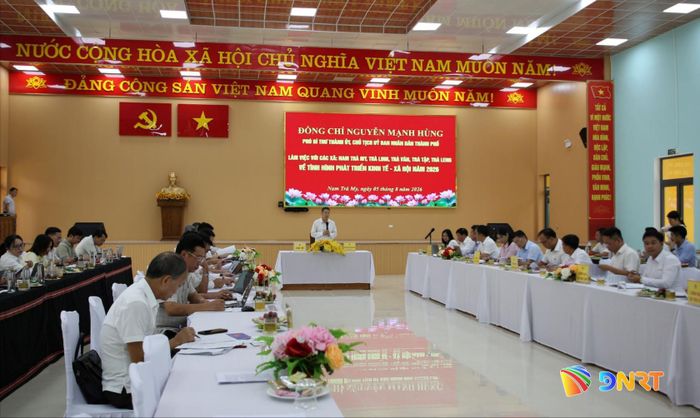 Chủ tịch UBND thành phố Nguyễn Mạnh Hùng chủ trì buổi làm việc với các xã miền núi. Ảnh: ALĂNG NGƯỚC