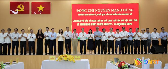 Đoàn công tác thành phố và các địa phương chụp ảnh lưu niệm. Ảnh: ALĂNG NGƯỚC