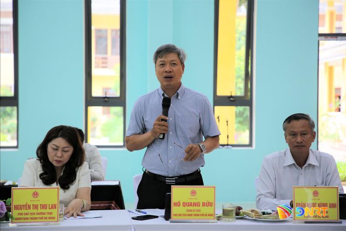 Phó Chủ tịch UBND thành phố Hồ Quang Bửu (giữa) gợi ý nhiều nội dung phát triển vùng Nam Trà My cũ tại buổi làm việc. Ảnh: ALĂNG NGƯỚC
