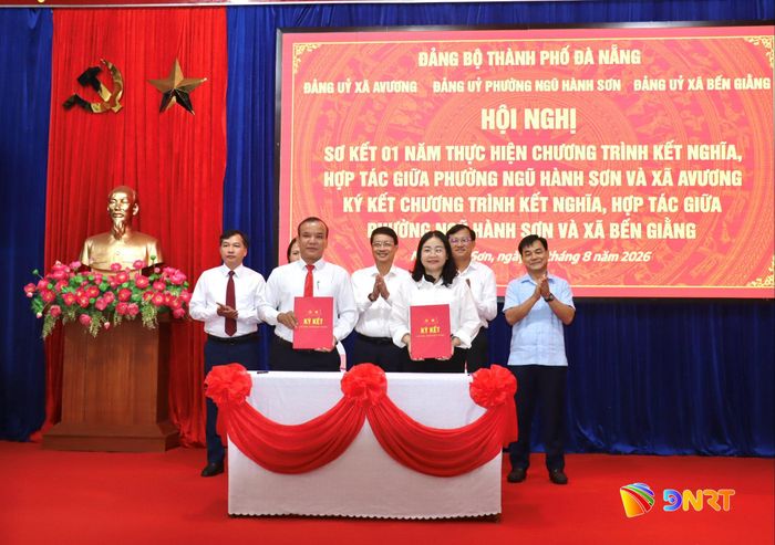 Lãnh đạo Đảng ủy phường Ngũ Hành Sơn (bên phải, hàng đầu) và Đảng ủy xã Bến Giằng ký kết chương trình hợp tác, kết nghĩa. Ảnh: QUỐC TUẤN