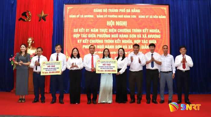 Đại diện lãnh đạo xã Avương và xã Bến Giằng nhận quà hỗ trợ sinh kế của phường Ngũ Hành Sơn đến đồng bào khó khăn hai xã Avương, Bến Giằng. Ảnh: QUỐC TUẤN