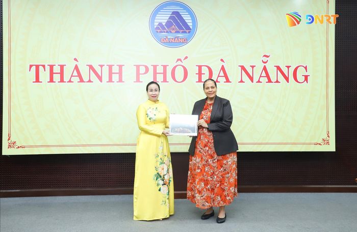 Phó Chủ tịch UBND thành phố Nguyễn Thị Anh Thi (bên trái) tặng quà lưu niệm cho bà Hon. Angellah Jasmine Mbelwa Kairuki. Ảnh: NGỌC PHÚ
