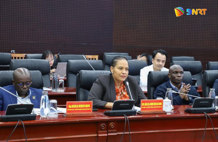 Bà Hon. Angellah Jasmine Mbelwa Kairuki, Bộ trưởng Bộ Truyền thông và Công nghệ thông tin nước Cộng hòa Thống nhất Tanzania phát biểu tại buổi làm việc. Ảnh: NGỌC PHÚ