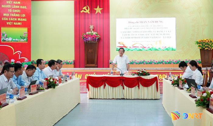 Quang cảnh buổi làm việc. Ảnh: HỒ QUÂN