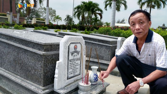 Trung tướng Nguyễn Trung Thu thắp hương trên mộ ba ở Nghĩa trang liệt sĩ Hòa Hải. Ảnh: HXK
