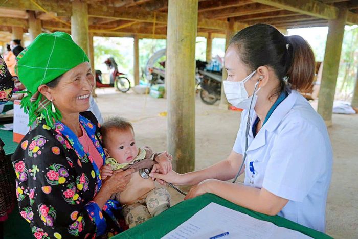 Trẻ em vùng cao được khám sức khỏe, tư vấn chăm sóc. Ảnh: Bùi Quang