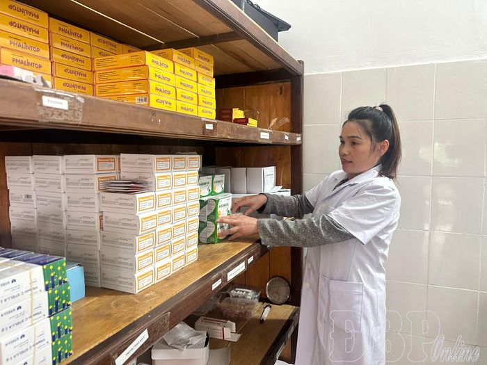 Cán bộ Trạm Y tế xã Pu Nhi kiểm tra, rà soát cơ số thuốc phục vụ công tác khám, chữa bệnh cho nhân dân. Ảnh: Minh Thảo