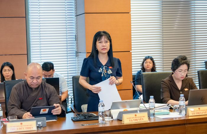 Đại biểu Tạ Thị Yên, Phó Chủ nhiệm Thường trực Ủy ban Công tác đại biểu, ĐBQH tỉnh phát biểu tại phiên thảo luận.