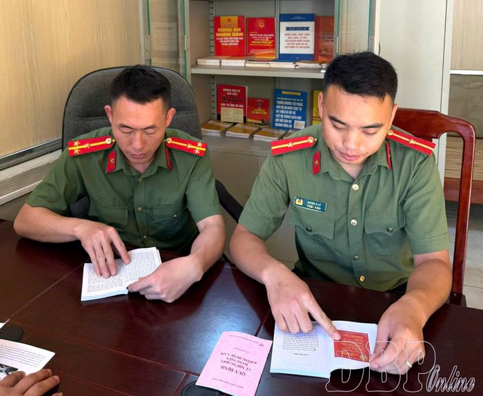 Đoàn viên, thanh niên Công an xã Mường Mùn nghiên cứu tài liệu pháp luật tại tủ sách.