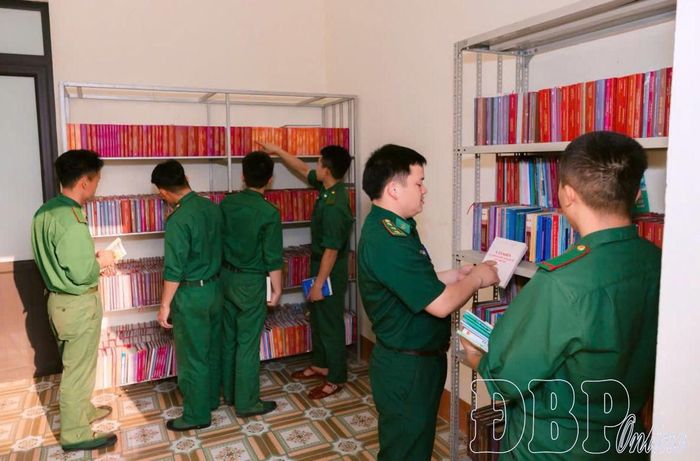 Cán bộ, chiến sĩ Đồn Biên phòng Mường Pồn đọc sách và tài liệu tại Tủ sách pháp luật đơn vị.