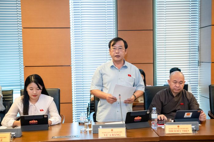 Đại biểu Quốc hội Vừ A Bằng phát biểu tại phiên thảo luận.