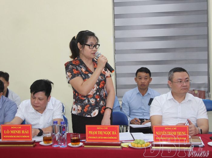 Lãnh đạo xã Mường Nhà phát biểu, kiến nghị tại buổi làm việc.