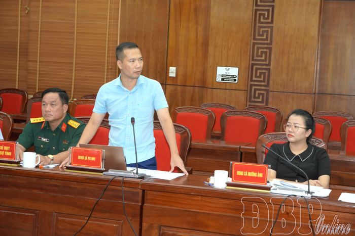 Lãnh đạo UBND xã Pu Nhi tham gia ý kiến tại hội nghị.