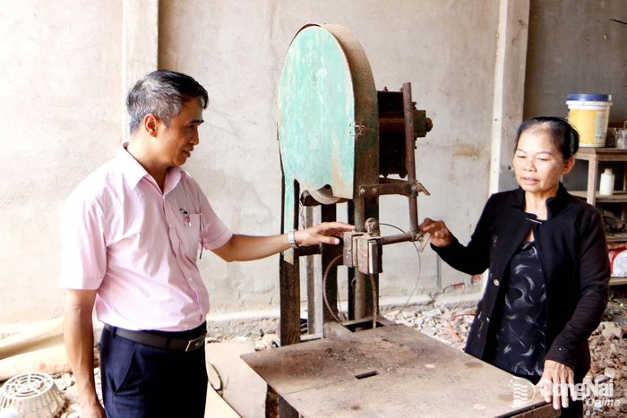 Cán bộ Phòng Giao dịch Ngân hàng Chính sách xã hội Bình Phước khảo sát tại nhà một gia đình vay vốn chính sách.