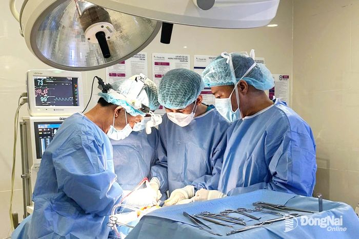 Các bác sĩ Bệnh viện Thuận Mỹ ITO Đồng Nai thực hiện ca phẫu thuật cho bệnh nhân.