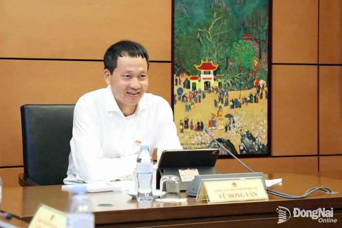Đồng chí Vũ Hồng Văn, Ủy viên Trung ương Đảng, Bí thư Thành ủy, Trưởng đoàn Đại biểu Quốc hội thành phố Đồng Nai điều hành các phiên thảo luận tổ. Ảnh: CTV