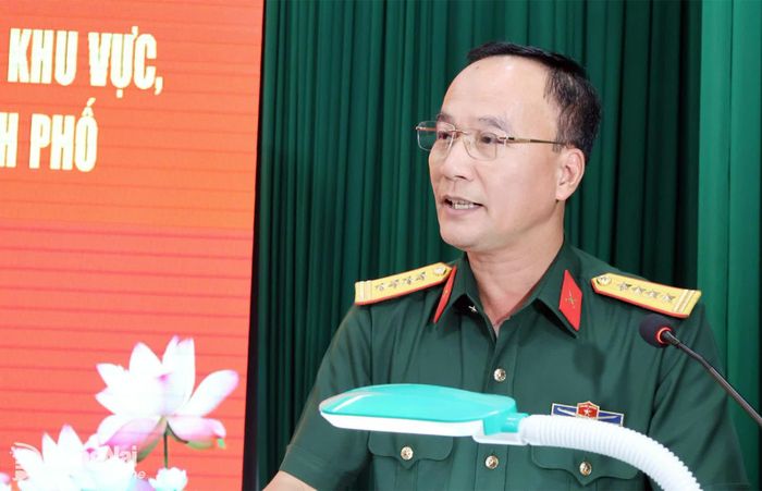 Đại tá Võ Thành Danh, Ủy viên Ban Thường vụ Thành ủy, Chỉ huy trưởng Bộ Chỉ huy Quân sự thành phố phát biểu tại hội nghị. Ảnh: Nguyệt Hà