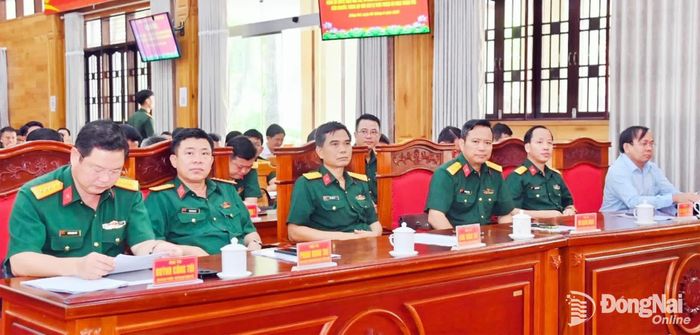 Thủ trưởng Quân khu 7, Thành ủy Đồng Nai và Bộ Chỉ huy Quân sự thành phố dự hội nghị. Ảnh: Nguyệt Hà - Văn Chung