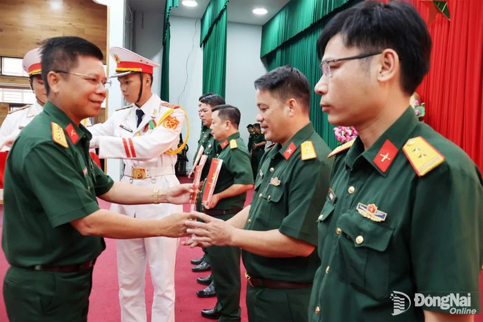 Đại tá Nguyễn Thanh Phong, Thành ủy viên, Phó Bí thư Thường trực Đảng ủy Quân sự, Chính ủy Bộ Chỉ huy Quân sự thành phố trao quyết định thành lập tổ chức Đảng Trung đoàn Bộ binh 41. Ảnh: Văn Chung - Nguyệt Hà
