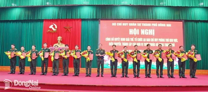 Đại tá Võ Thành Danh, Ủy viên Ban Thường vụ Thành ủy, Chỉ huy trưởng Bộ Chỉ huy Quân sự thành phố trao quyết định, tặng hoa cho cán bộ Trung đoàn Bộ binh 41. Ảnh: Văn Chung - Nguyệt Hà
