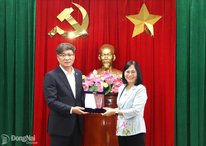 Ông Jin Byeong Yeong, Quận trưởng quận Hamyang tặng quà lưu niệm cho lãnh đạo thành phố. Ảnh: Ngọc Liên