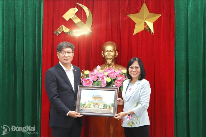 Thành ủy viên, Phó Chủ tịch UBND thành phố Nguyễn Thị Hoàng tặng quà lưu niệm đoàn công tác. Ảnh: Ngọc Liên